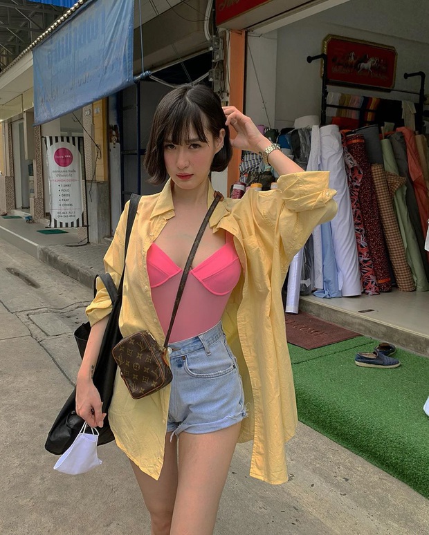 Áo sơ mi tưởng nhạt như nước ốc nhưng lại cực nhiều cách mix hay ho, chị em diện ngày thường hay đi du lịch cũng xinh - Ảnh 12. Áo sơ mi tưởng nhạt như nước ốc nhưng lại cực nhiều cách mix hay ho, chị em diện ngày thường hay đi du lịch cũng xinh - Ảnh 12.