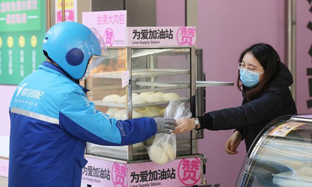 Bắc Kinh: Hoang mang vụ nhân viên ‘giao hàng chục đơn hàng mỗi ngày’ mắc COVID-19 - Ảnh 1.