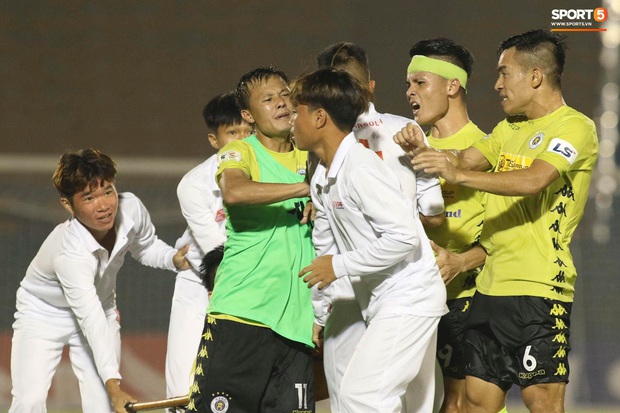 Cùng là hành động chỉ mặt, Quang Hải bị chỉ trích tơi bời ở V.League nhưng được tán dương rợp trời ở tuyển Việt Nam - Ảnh 2.
