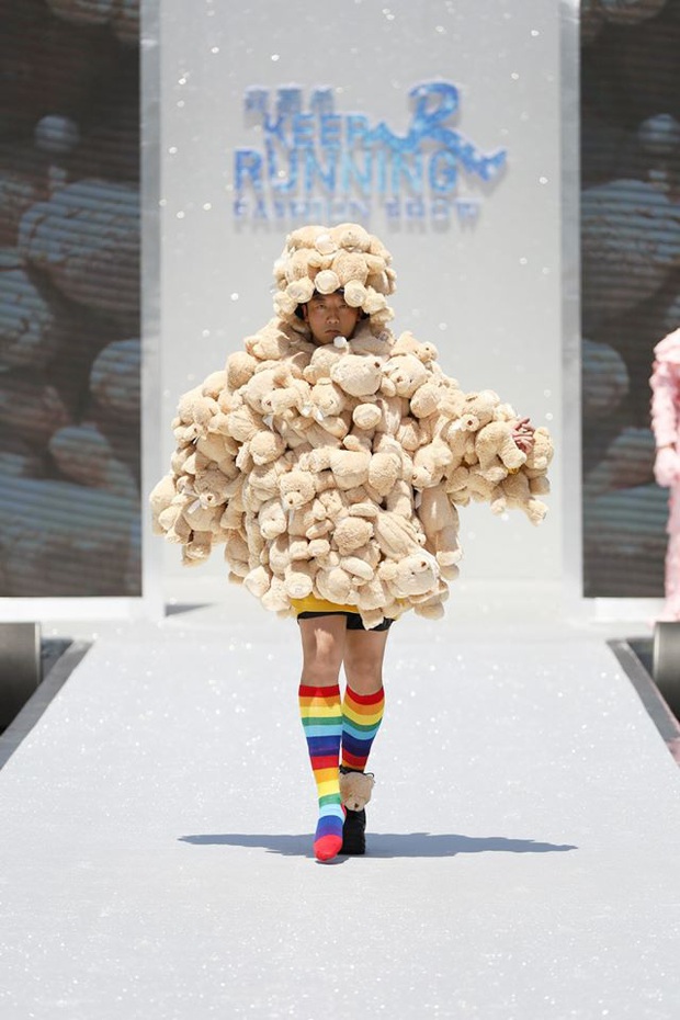 Running Man bản Trung tổ chức fashion show quái dị: Angela Baby khoe đường cong, Thái Từ Khôn mặc cái gì thế này? - Ảnh 11.