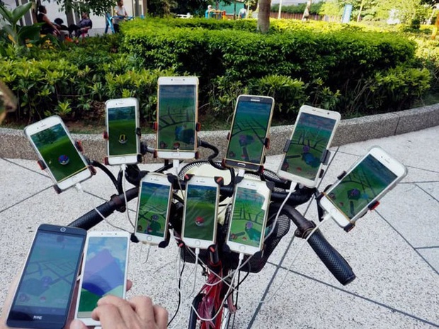 Ông lão nổi tiếng nhờ chơi Pokémon Go trên xe đạp vừa nâng cấp lên dàn 64 chiếc smartphone - Ảnh 1.