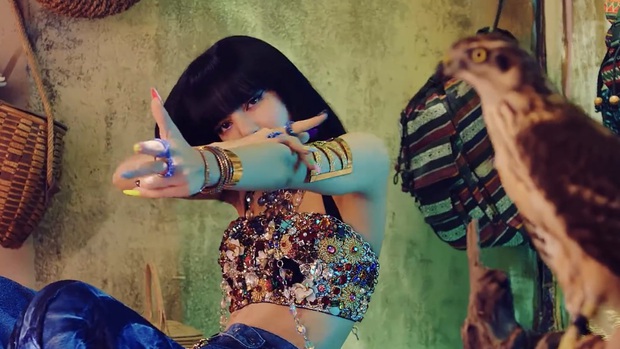 Ngả mũ với pha tái chế thần sầu của stylist nhà Black Pink: Biến quần cũ xì thành áo đẹp xuất sắc cho Lisa - Ảnh 3. Ngả mũ với pha tái chế thần sầu của stylist nhà Black Pink: Biến quần cũ xì thành áo đẹp xuất sắc cho Lisa - Ảnh 3.