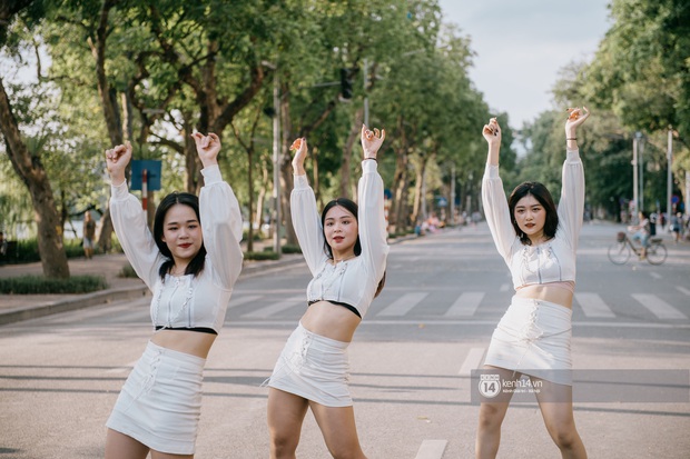 Cuối tuần từ gốc mít ra phố đi bộ hồ Gươm: Trai xinh gái đẹp dập dìu, cover dance căng cực và chơi gì cũng thấy vui! - Ảnh 14. Cuối tuần từ gốc mít ra phố đi bộ hồ Gươm: Trai xinh gái đẹp dập dìu, cover dance căng cực và chơi gì cũng thấy vui! - Ảnh 14.
