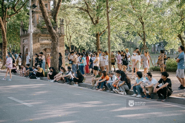 Cuối tuần từ gốc mít ra phố đi bộ hồ Gươm: Trai xinh gái đẹp dập dìu, cover dance căng cực và chơi gì cũng thấy vui! - Ảnh 12. Cuối tuần từ gốc mít ra phố đi bộ hồ Gươm: Trai xinh gái đẹp dập dìu, cover dance căng cực và chơi gì cũng thấy vui! - Ảnh 12.