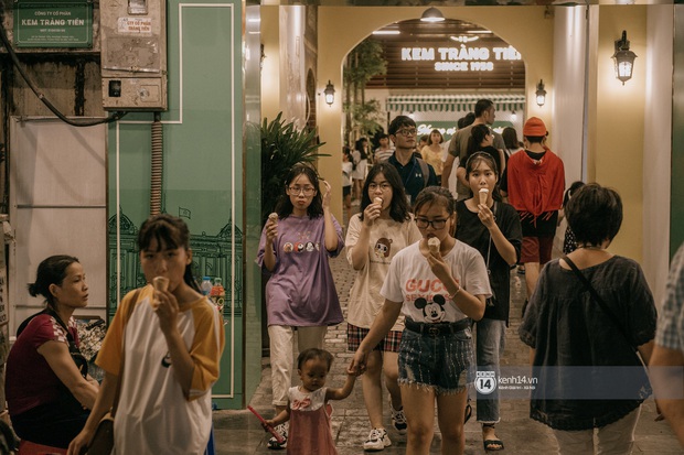 Cuối tuần từ gốc mít ra phố đi bộ hồ Gươm: Trai xinh gái đẹp dập dìu, cover dance căng cực và chơi gì cũng thấy vui! - Ảnh 9. Cuối tuần từ gốc mít ra phố đi bộ hồ Gươm: Trai xinh gái đẹp dập dìu, cover dance căng cực và chơi gì cũng thấy vui! - Ảnh 9.