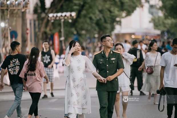Cuối tuần từ gốc mít ra phố đi bộ hồ Gươm: Trai xinh gái đẹp dập dìu, cover dance căng cực và chơi gì cũng thấy vui! - Ảnh 4. Cuối tuần từ gốc mít ra phố đi bộ hồ Gươm: Trai xinh gái đẹp dập dìu, cover dance căng cực và chơi gì cũng thấy vui! - Ảnh 4.