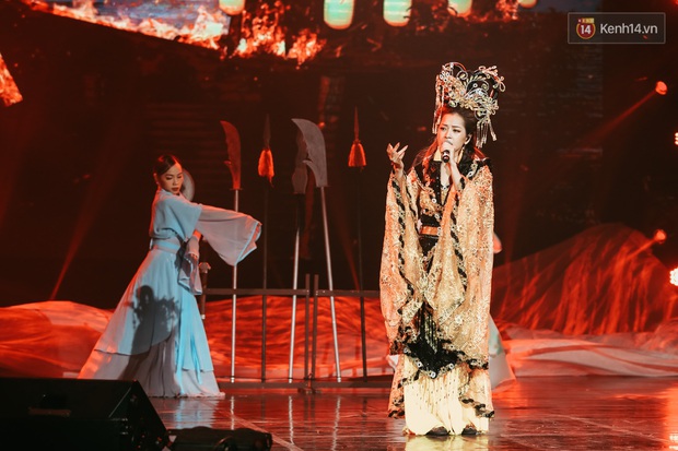 Chi Pu bị kề dao vào cổ nhưng vẫn live bình tĩnh, Nguyễn Trần Trung Quân hát opera nổi da gà, Erik bất ngờ song ca cùng Hoa hậu Tiểu Vy! - Ảnh 16.