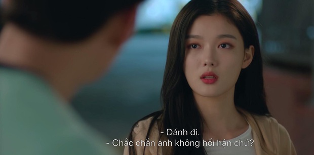 Chơi ngộ muốn thử tài tung cước của Kim Yoo Jung, Ji Chang Wook bị đá đến mất dạng ở tập 4 Backstreet Rookie - Ảnh 1.