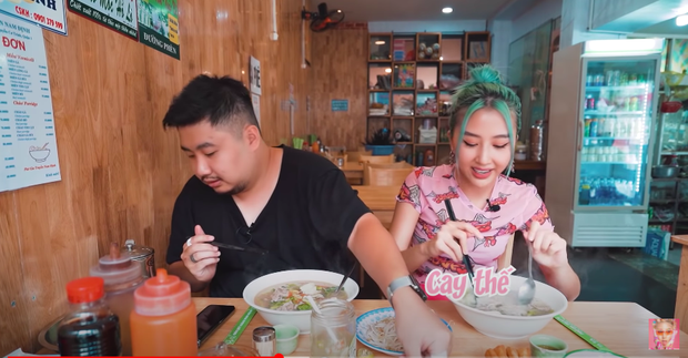 Quỳnh Anh Shyn vào Sài Gòn review 3 bát phở giá từ rẻ tới đắt nhất, fan tinh ý nhận ra một thói quen khó sửa của cô nàng trong video - Ảnh 15.