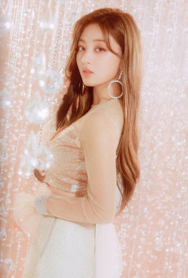 Nhói lòng khi thành viên TWICE từng bị staff của JYP mắng vì nặng cân, thua thiệt so với Tzuyu chỉ vì không có ngoại hình dù được JYP khen ngợi - Ảnh 2. Nhói lòng khi thành viên TWICE từng bị staff của JYP mắng vì nặng cân, thua thiệt so với Tzuyu chỉ vì không có ngoại hình dù được JYP khen ngợi - Ảnh 2.