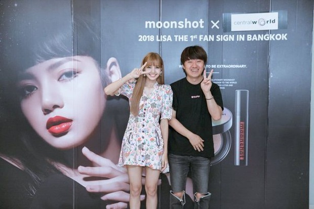 Đau lòng loạt khoảnh khắc Lisa (BLACKPINK) bên quản lý lừa đảo: Từng thân như anh em ruột, nay bị phản bội không thương tiếc - Ảnh 6.