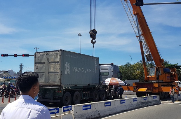 Vụ container tông chết bé trai 6 tuổi, mẹ nguy kịch ở Đà Nẵng: Tạm giữ hình sự tài xế chuyển làn ẩu, không bật đèn xi-nhan - Ảnh 3.
