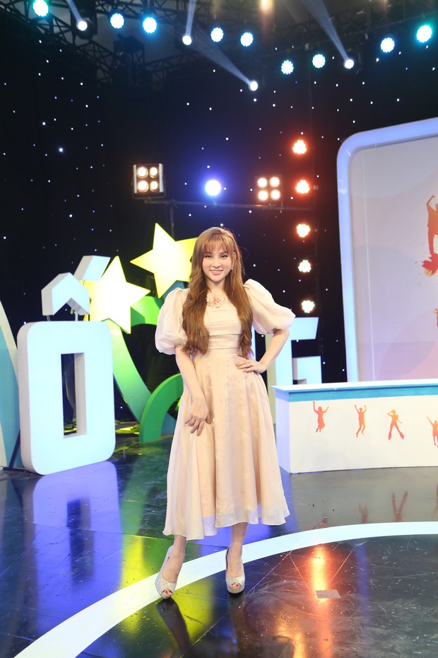 Thu Thủy mang bầu lần 2 vẫn tươi tắn, chăm chỉ lên truyền hình - Ảnh 4.