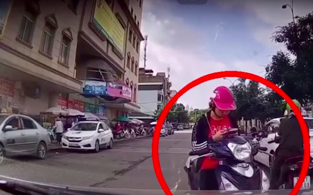 Clip: Cô gái trẻ đứng nghênh ngang giữa lòng đường nhắn tin, thái độ cứng khi bị tài xế nhắc nhở gây bất ngờ - Ảnh 1.