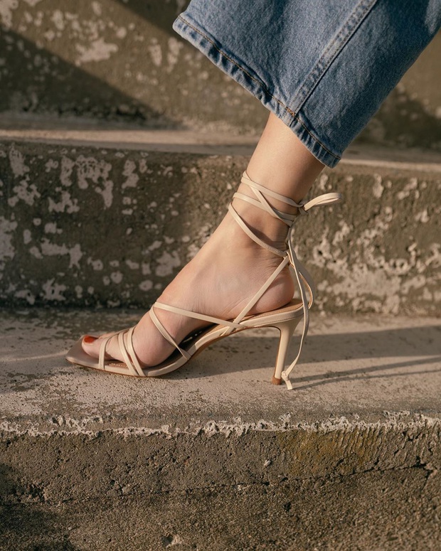 BTV thời trang gọi tên 3 đôi sandal hot nhất Hè 2020, sắm đủ thì style của bạn sẽ ăn chơi chưa từng thấy - Ảnh 10. BTV thời trang gọi tên 3 đôi sandal hot nhất Hè 2020, sắm đủ thì style của bạn sẽ ăn chơi chưa từng thấy - Ảnh 10.