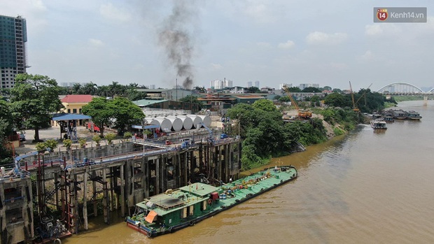 Hà Nội: Cháy dữ dội tại kho hóa chất ở Long Biên, thùng phuy phát nổ bay cao hàng chục mét - Ảnh 15.