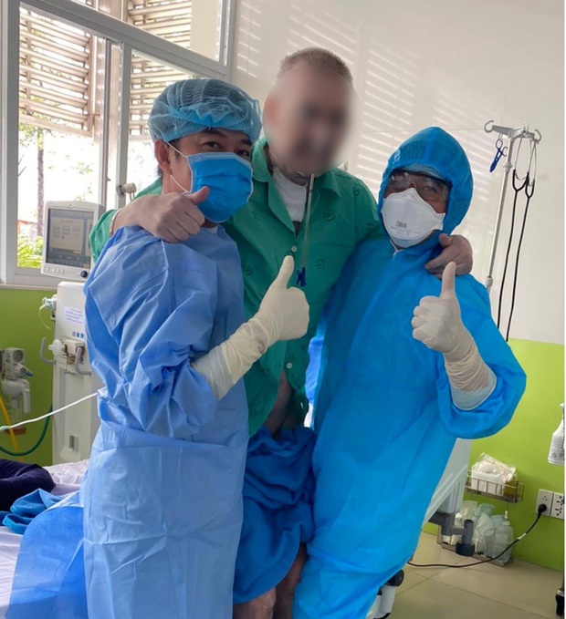 Nam phi công người Anh đã phục hồi hoàn toàn sức cơ chân, bước đi được nhiều hơn - Ảnh 1.