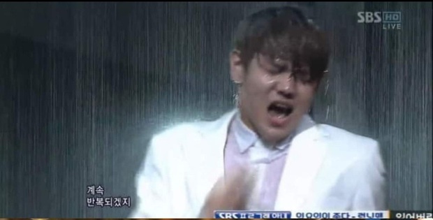 Khi idol Kpop biểu diễn dưới mưa: Người có sân khấu huyền thoại, kẻ thu về một đống meme hài hước được fan tích cực nhai đi nhai lại - Ảnh 14.