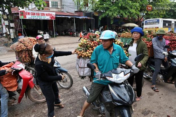 Người dân Bắc Giang tấp nập đi bán vải thiều chín mọng: “Chăm sóc cả năm chỉ chờ ngày này - Ảnh 5.