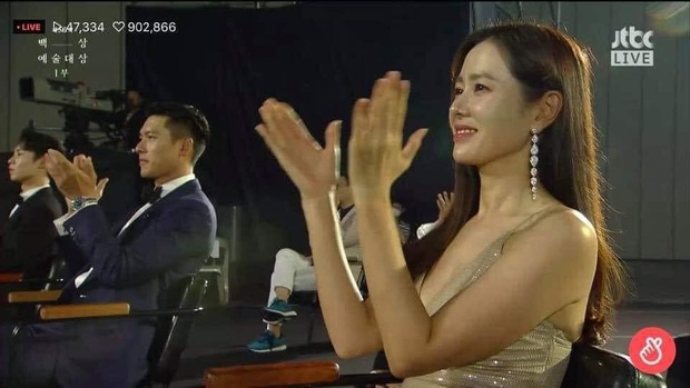 Cameraman tại Baeksang tự soi luôn tá hint của Hyun Bin - Son Ye Jin: Liếc qua liếc lại, sao đáng nghi quá? - Ảnh 2.