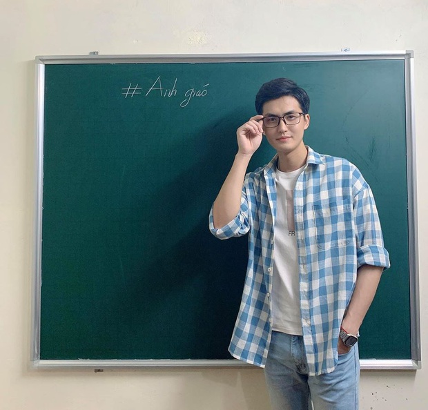 Thầy giáo livestream đẹp trai bất ngờ lên sóng Quý ông đại chiến, đọc thơ thả thính toàn đồ thị, hàm số - Ảnh 7. Thầy giáo livestream đẹp trai bất ngờ lên sóng Quý ông đại chiến, đọc thơ thả thính toàn đồ thị, hàm số - Ảnh 7.