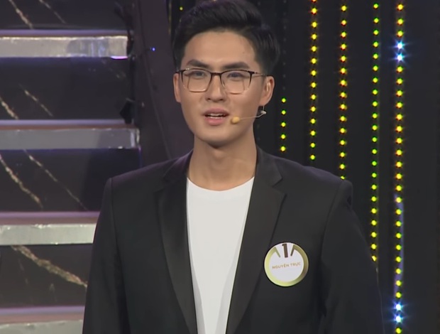 Thầy giáo livestream đẹp trai bất ngờ lên sóng Quý ông đại chiến, đọc thơ thả thính toàn đồ thị, hàm số - Ảnh 2. Thầy giáo livestream đẹp trai bất ngờ lên sóng Quý ông đại chiến, đọc thơ thả thính toàn đồ thị, hàm số - Ảnh 2.