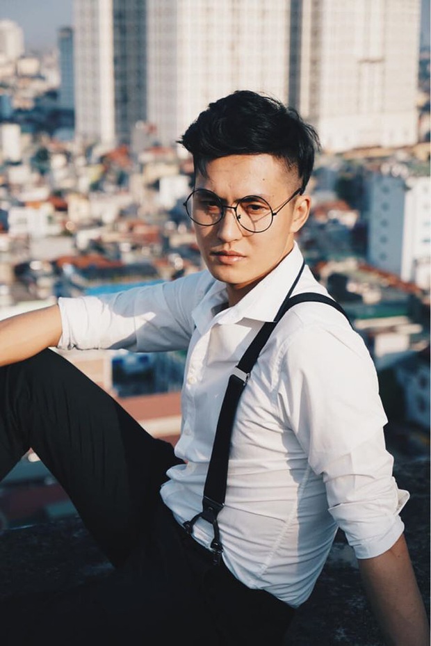 Thầy giáo livestream đẹp trai bất ngờ lên sóng Quý ông đại chiến, đọc thơ thả thính toàn đồ thị, hàm số - Ảnh 10. Thầy giáo livestream đẹp trai bất ngờ lên sóng Quý ông đại chiến, đọc thơ thả thính toàn đồ thị, hàm số - Ảnh 10.