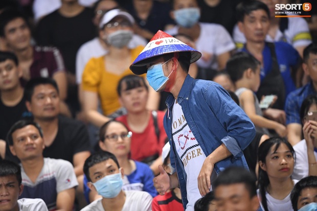 Hình ảnh hiếm gặp: Xuân Trường hòa mình vào hội fan, vẫy nón cổ vũ trận HAGL gặp Hà Nội FC - Ảnh 6.
