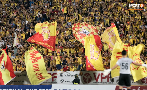 V.League phải hoãn, BTC giải đề xuất phương án giúp CĐV Việt Nam không đói bóng đá - Ảnh 1.