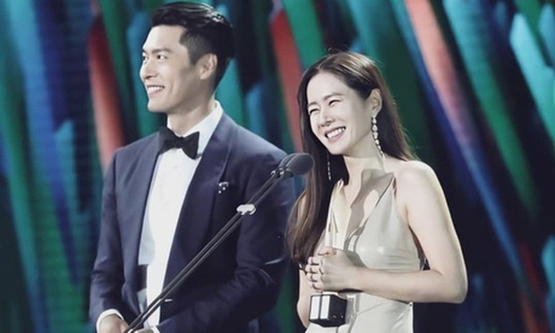 Ngoài ánh nhìn tình tứ, Son Ye Jin và Hyun Bin còn bị netizen khui chuyện cố ý mặc đồ hợp đôi với nhau tại Baeksang 2020? - Ảnh 5.