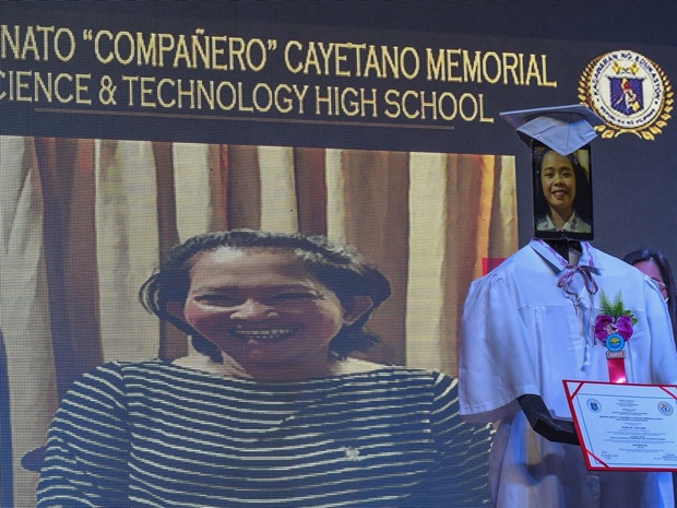 Trường học chơi lớn, tổ chức lễ tốt nghiệp hoành tráng cho học sinh nhưng robot lên nhận bằng thay trong mùa covid-19 - Ảnh 7.