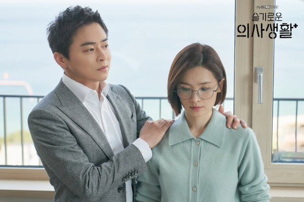 Đạo diễn Hospital Playlist cài cắm Jo Jung Suk yêu nữ chính từ đầu mà chẳng ai nhận ra? - Ảnh 2.