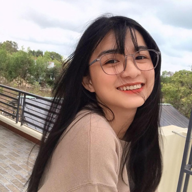 Nữ sinh trong clip quay lén đang siêu hot: Cái máy tính bấm hoài không ra nên mình thổi thử coi sao - Ảnh 4. Nữ sinh trong clip quay lén đang siêu hot: Cái máy tính bấm hoài không ra nên mình thổi thử coi sao - Ảnh 4.