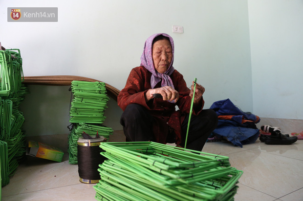 Cụ bà gần 90 tuổi ở Hà Nội hàng ngày đi cấy, đan lưới làm thú vui tao nhã: “Các cháu chưa chắc đã khoẻ bằng tôi” - Ảnh 8. Cụ bà gần 90 tuổi ở Hà Nội hàng ngày đi cấy, đan lưới làm thú vui tao nhã: “Các cháu chưa chắc đã khoẻ bằng tôi” - Ảnh 8.