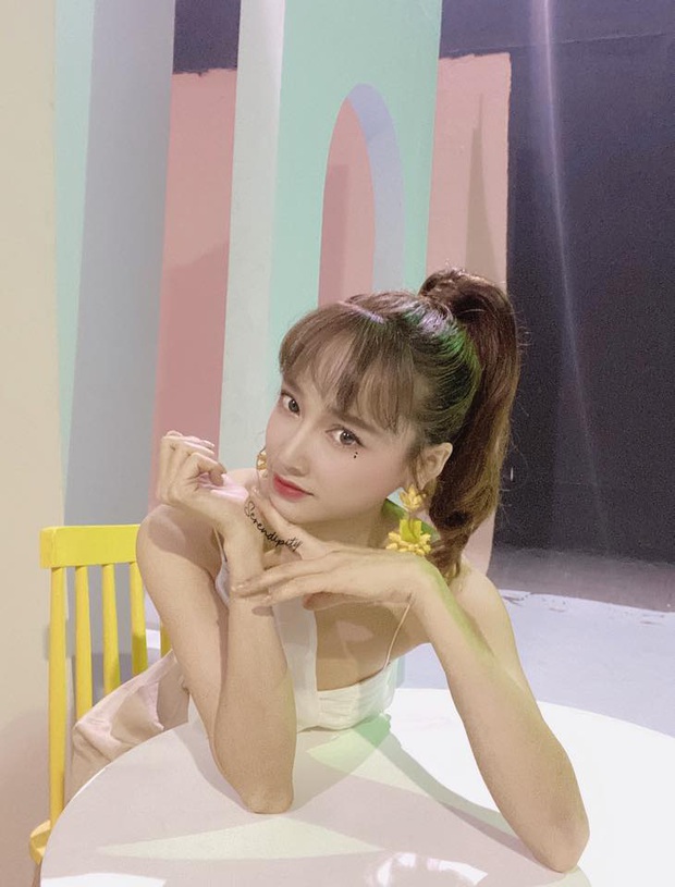 Nhã Phương gây sốt với clip khoe cận cảnh nhan sắc qua camera thường, netizen chỉ dán mắt vào cánh tay gầy khẳng khiu - Ảnh 5. Nhã Phương gây sốt với clip khoe cận cảnh nhan sắc qua camera thường, netizen chỉ dán mắt vào cánh tay gầy khẳng khiu - Ảnh 5.