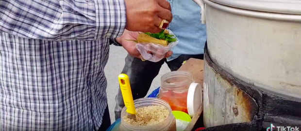Xem TikTok mới biết nước ta có món đậu hũ hấp độc lạ đến vậy, mỗi miếng bán với giá 5k vẫn bị nhiều người chê mắc - Ảnh 7.