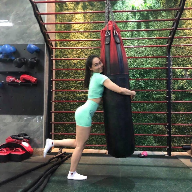Nữ chính Người ấy là ai nghiện tập gym nên sở hữu số đo bốc lửa, đặc biệt là vòng 3 - Ảnh 4. Nữ chính Người ấy là ai nghiện tập gym nên sở hữu số đo bốc lửa, đặc biệt là vòng 3 - Ảnh 4.