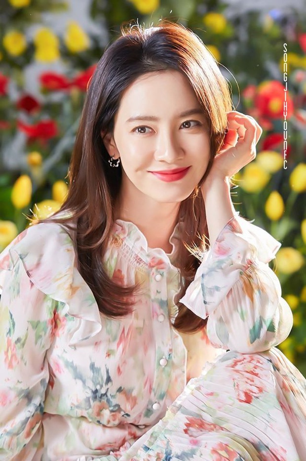 Song Ji Hyo xứng danh nữ thần mặt mộc: Ảnh không son phấn 8 năm đào lại vẫn gây nức nở vì quá xinh đẹp - Ảnh 9. Song Ji Hyo xứng danh nữ thần mặt mộc: Ảnh không son phấn 8 năm đào lại vẫn gây nức nở vì quá xinh đẹp - Ảnh 9.