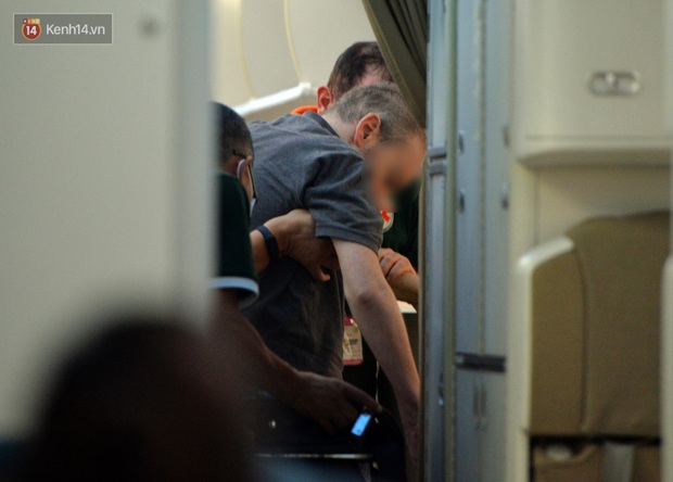Clip, ảnh: Cận cảnh quá trình di chuyển bệnh nhân 91 trên chuyến bay từ Tân Sơn Nhất đến Nội Bài - Ảnh 6.