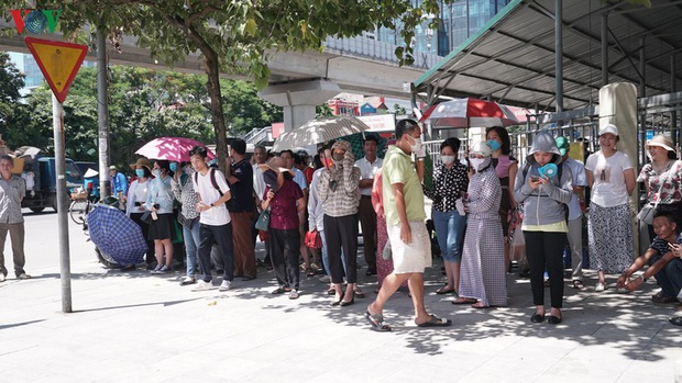 Thi lớp 10 chuyên KHTN: Học sinh than khó, phụ huynh vạ vật chờ con - Ảnh 7.