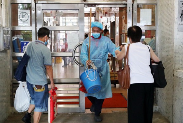 Hong Kong: Dịch COVID-19 bùng phát lần ba, phát hiện người mắc bệnh đi hiến máu - Ảnh 1.