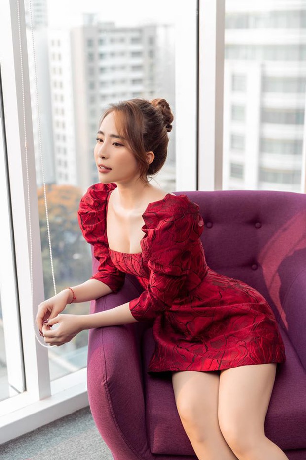 2 tiểu tam táo bạo nhất vũ trụ VTV cùng diện một bộ đầm: Liên Tít sang chảnh, Quỳnh Nga dát toàn phụ kiện hàng hiệu - Ảnh 7. 2 tiểu tam táo bạo nhất vũ trụ VTV cùng diện một bộ đầm: Liên Tít sang chảnh, Quỳnh Nga dát toàn phụ kiện hàng hiệu - Ảnh 7.