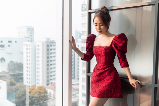 2 tiểu tam táo bạo nhất vũ trụ VTV cùng diện một bộ đầm: Liên Tít sang chảnh, Quỳnh Nga dát toàn phụ kiện hàng hiệu - Ảnh 9. 2 tiểu tam táo bạo nhất vũ trụ VTV cùng diện một bộ đầm: Liên Tít sang chảnh, Quỳnh Nga dát toàn phụ kiện hàng hiệu - Ảnh 9.