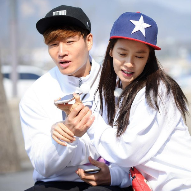 Hot lại khoảnh khắc Kim Jong Kook bất ngờ gọi Song Ji Hyo là vợ yêu, đến cả đồng đội cũng phải bất ngờ - Ảnh 1.