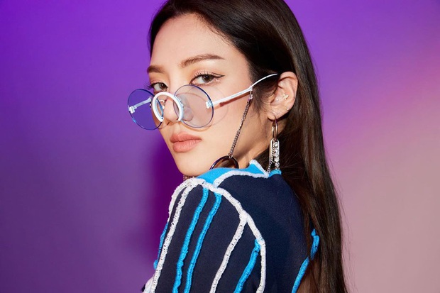 Sau 10 năm, huyền thoại tóc bạch kim Hyo Yeon bỗng nhuộm lại tóc nâu đen, fan giật mình: Ôi chị là ai thế? - Ảnh 2. Sau 10 năm, huyền thoại tóc bạch kim Hyo Yeon bỗng nhuộm lại tóc nâu đen, fan giật mình: Ôi chị là ai thế? - Ảnh 2.