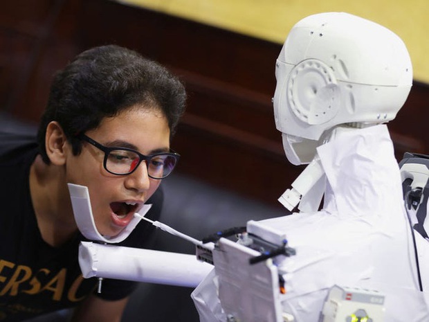 Con robot đầy ám ảnh này đang hỗ trợ các xét nghiệm coronavirus ở Ai Cập - Ảnh 2.