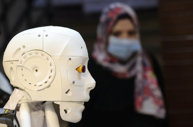 Con robot đầy ám ảnh này đang hỗ trợ các xét nghiệm coronavirus ở Ai Cập - Ảnh 6.