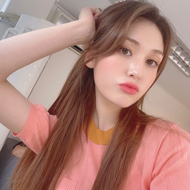 Kiểu áo thun được đôi bạn Jennie, Somi lăng xê: Trông thì đơn giản mà nàng nào diện lên cũng nữ tính, xinh xẻo hơn - Ảnh 3. Kiểu áo thun được đôi bạn Jennie, Somi lăng xê: Trông thì đơn giản mà nàng nào diện lên cũng nữ tính, xinh xẻo hơn - Ảnh 3.