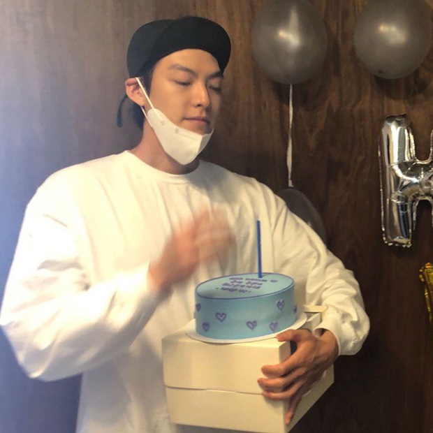 Tiệc sinh nhật Kim Woo Bin: Để mặt mộc, chẳng lên đồ vẫn bảnh, đón ngày vui ở mái nhà chung với Shin Min Ah - Ảnh 2.