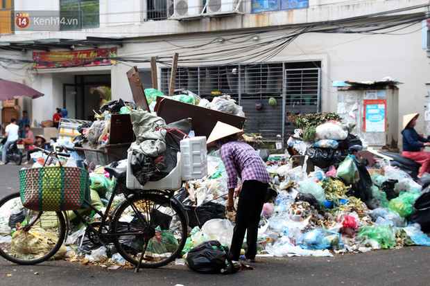Hà Nội chỉ đạo khẩn vụ người dân chặn xe rác: Phân luồng rác tạm thời trong thời gian xảy ra sự cố - Ảnh 1.